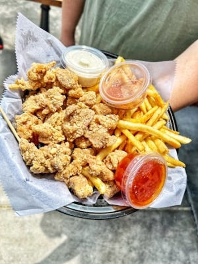 POPCORN CHICKEN W/ FRENCH FRIES.